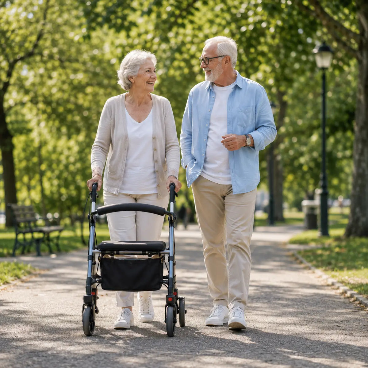 Ouder stel wandelt samen in het park met een rollator