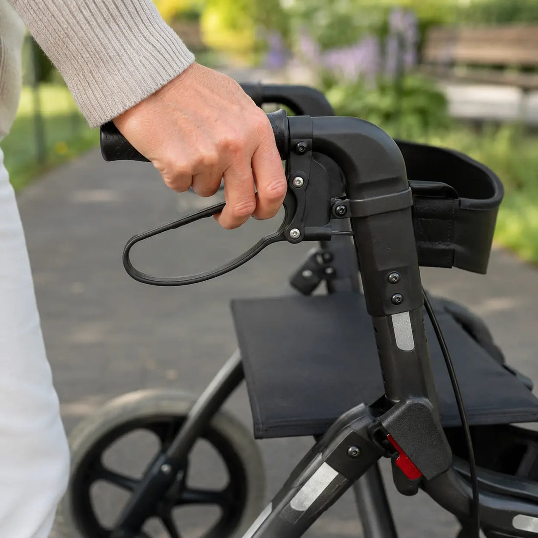 Parkeerrem van een rollator in gebruik
