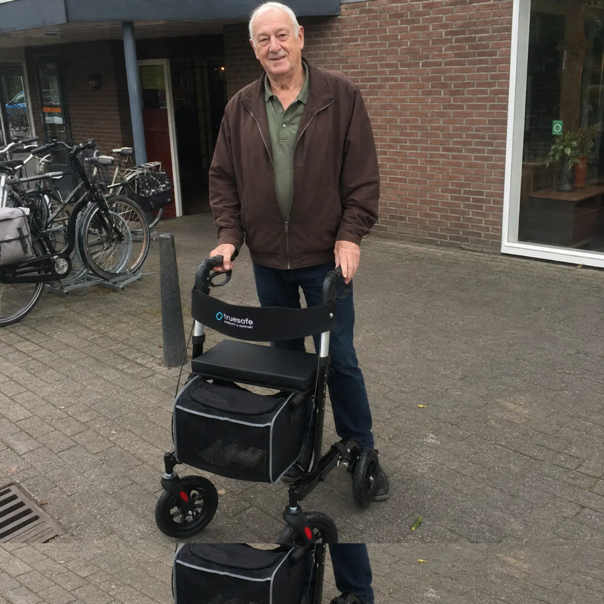 Man staat geposeerd met zijn rollator voor een winkel.