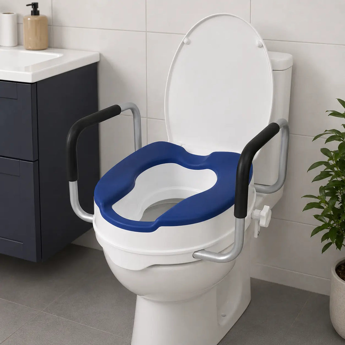 Toiletverhoger met armleuningen en zachte blauwe zitting, geplaatst op een toilet voor extra steun bij zitten en opstaan.