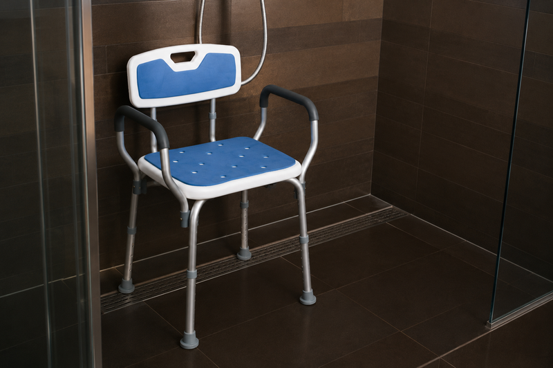 TrueSafe douchestoel met armleuningen en rugleuning voor veilig en comfortabel douchen.